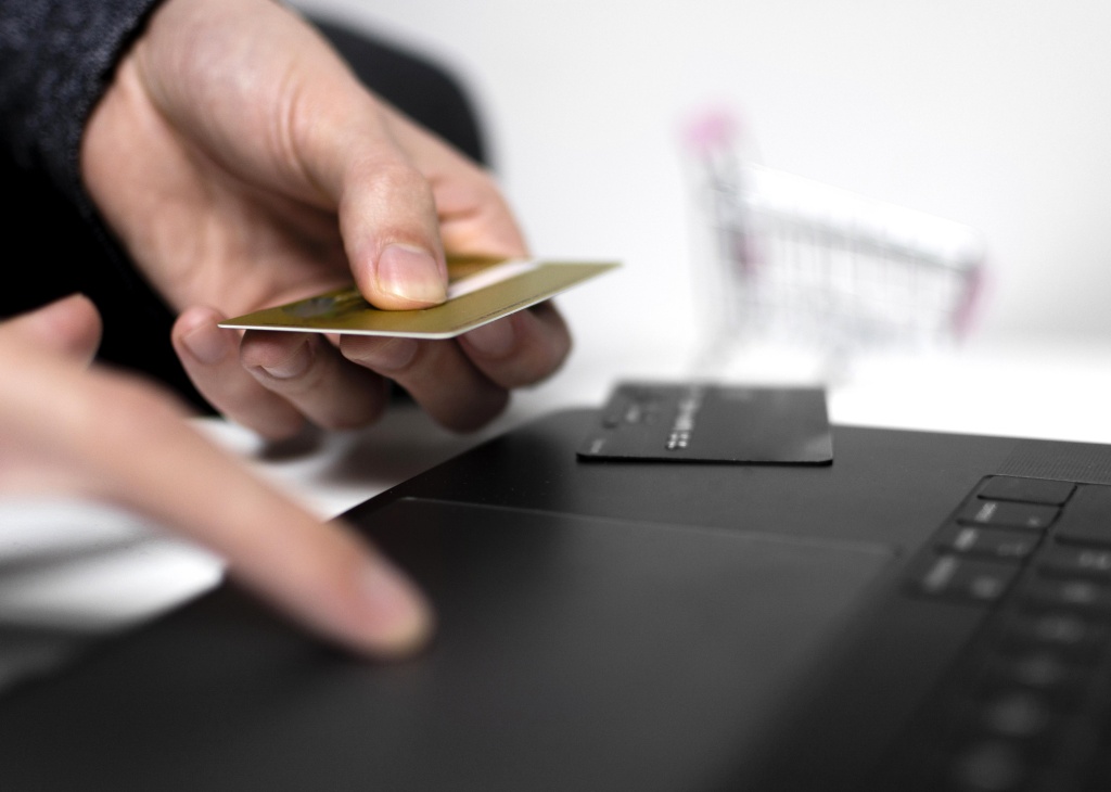 top-view-online-shopping-concept.jpg компьютер